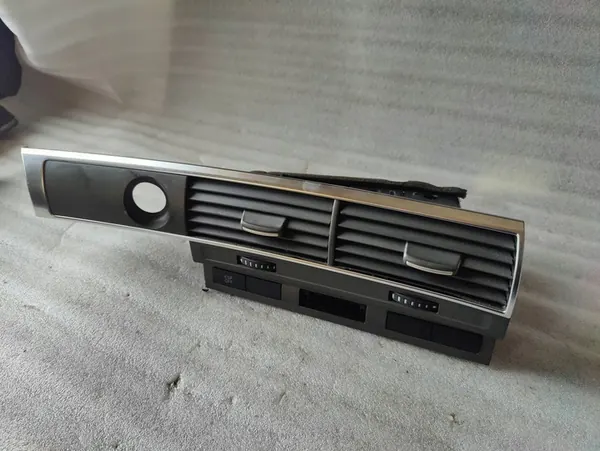 Grelha de ventilação central Audi A6 C6 image 2