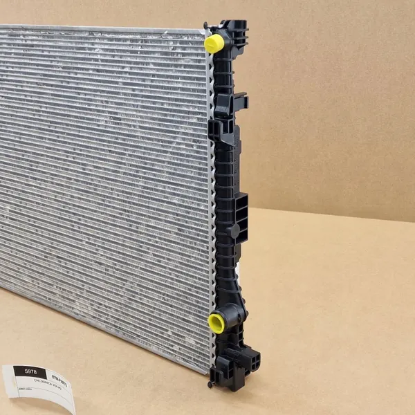 Radiateur d'eau OEM 32138766 pour Volvo XC60 II image 3
