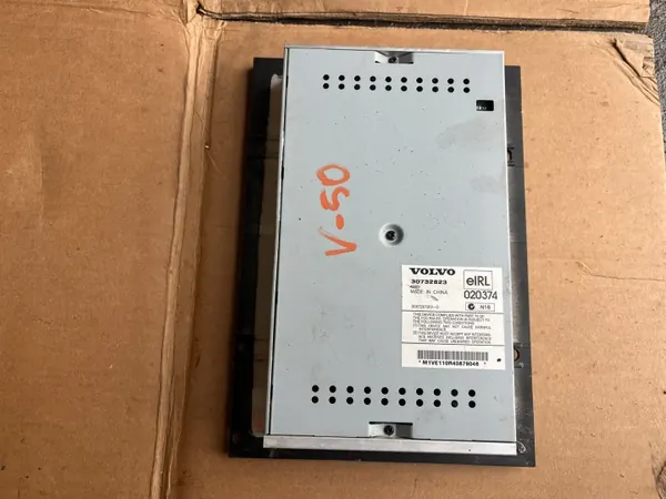 OEM 30732823 radion vahvistinmoduuli Volvo S40 II/V50 image 2