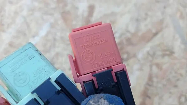 Fiação de relés de suspensão BMW E60 E61 1742690 image 2