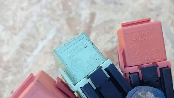 Fiação de relés de suspensão BMW E60 E61 1742690 image 3