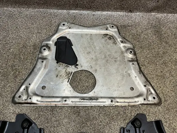 BMW X5 E70 moottorin alasuojus OEM 8037195 image 6