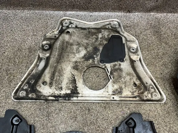 BMW X5 E70 moottorin alasuojus OEM 8037195 image 8