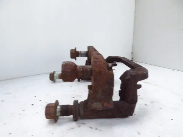 Nissan Qashqai I J10 Achterste linker remklauwbeugel 2.0 16V OEM image 3