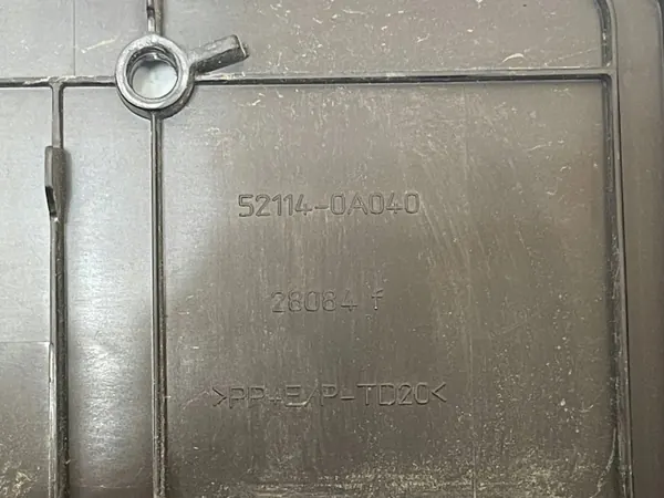 Soporte Placa Matrícula Delantera Toyota Corolla Cross OEM 52114-0A040 image 5