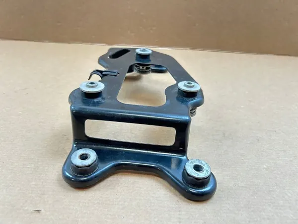 OEM MAM79838 Takaosan ilmajousituskompressorin kiinnike image 6