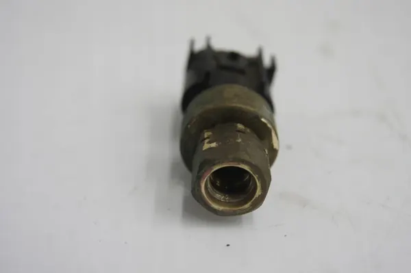 Sensor de pressão de combustível Chevrolet Corvette C7 2016 OEM 13579380 image 4