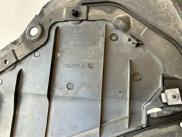 Mazda 3 2013 Motorhuv BACS56110 OEM image 3
