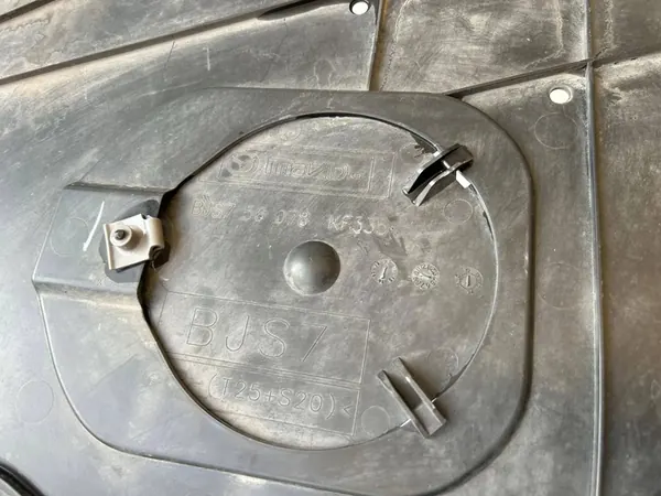 Mazda 3 2013 Motorhuv BACS56110 OEM image 4