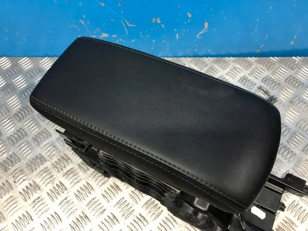 PEUGEOT 208 II middenconsole armsteun OEM image 3