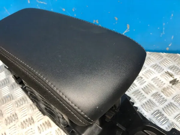 PEUGEOT 208 II middenconsole armsteun OEM image 4