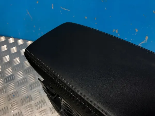 PEUGEOT 208 II middenconsole armsteun OEM image 5