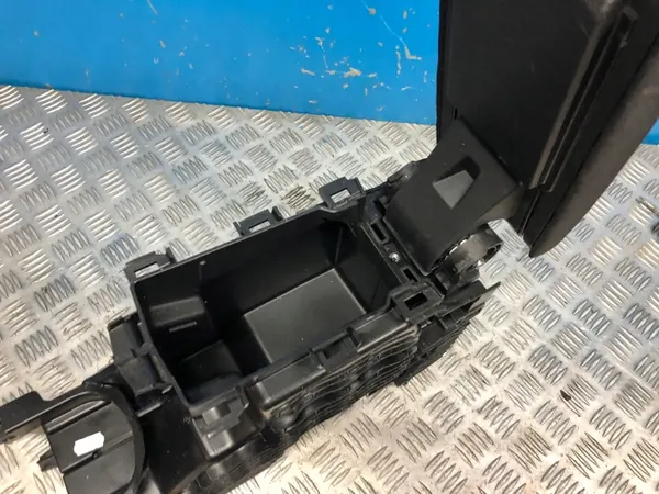 PEUGEOT 208 II middenconsole armsteun OEM image 7
