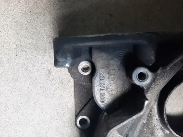 Etukampiakselitiiviste Kotelo OEM 03G 103 153 VW image 3