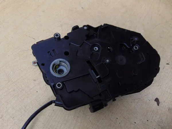 Linke Hintertürschloss VW Caddy III 2010-2015 image 7