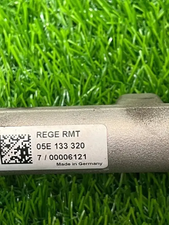 Riel de inyección Skoda Octavia 1.5 TSI 110kW OEM 05E133320 image 3