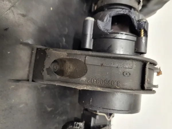 Couvercle de ventilation radiateur OEM 1705580 BMW E39 image 4