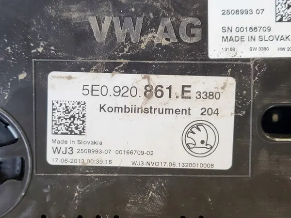 Skoda Octavia Nopeusmittari OE 5E0920861E image 3