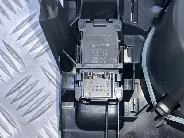 VW Passat B8 Tunnelin säilytystila 3G0862531 image 3