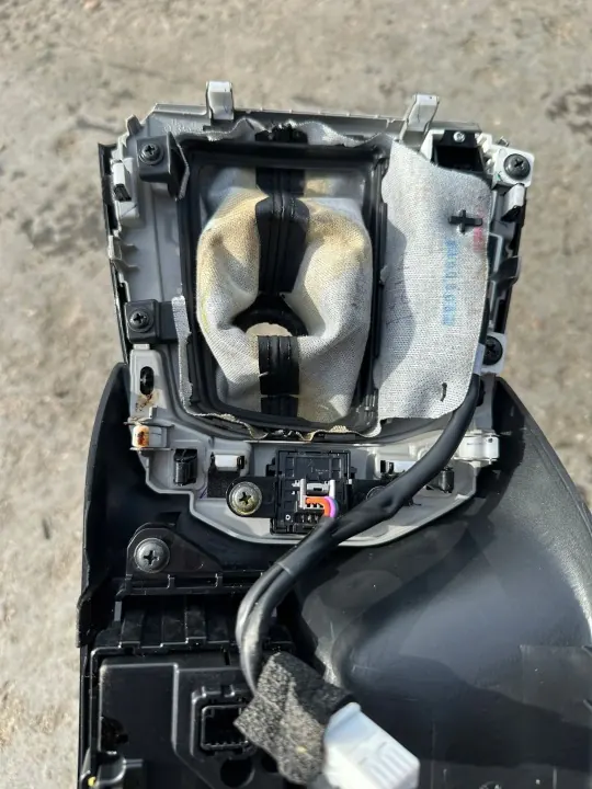 Accoudoir console centrale Mazda CX-3 OEM D09W-64431 image 3