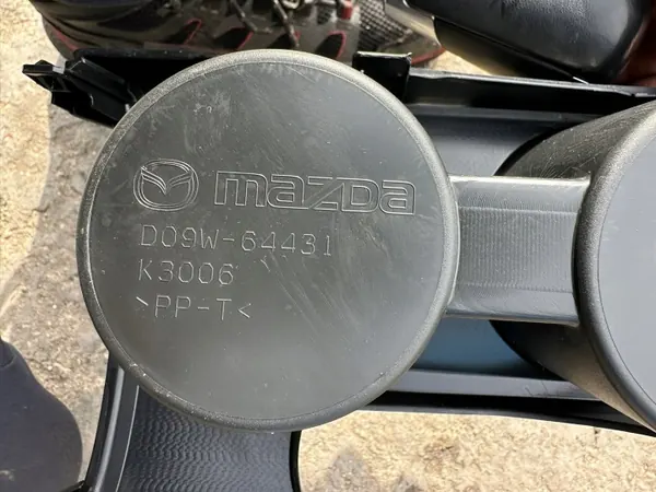 Accoudoir console centrale Mazda CX-3 OEM D09W-64431 image 4
