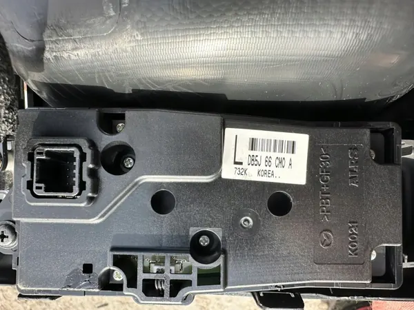 Accoudoir console centrale Mazda CX-3 OEM D09W-64431 image 5