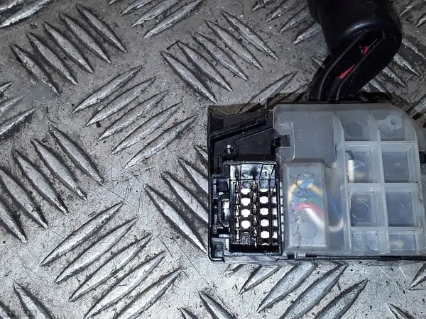 Interruptor Mazda OEM 17d682 - Estado Usado image 4
