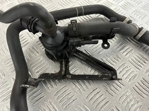 BMW 1 F20 F21 1.6 Turbo Vattenpump 7629918 image 7