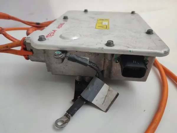 Boîte de jonction régulateur Tesla Model S OEM 102884301B image 3