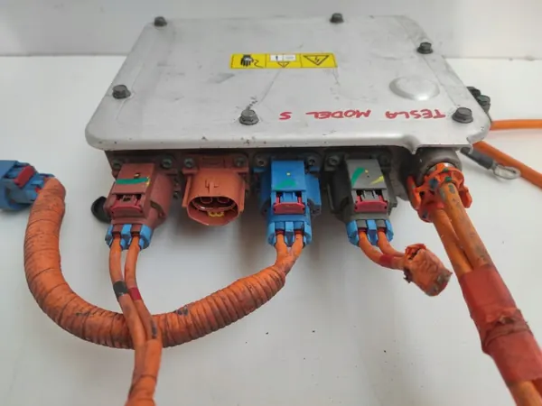 Boîte de jonction régulateur Tesla Model S OEM 102884301B image 4