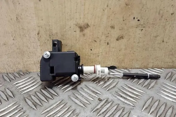 Bränsletankluckmotor VW TOUAREG 1K5959782 image 3