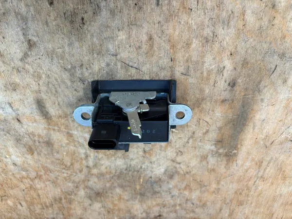 Baklås VW Passat B6 Golf VII 5G6827505B image 3