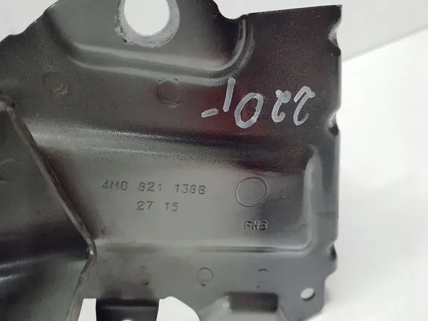 AUDI Q7 4M Front Right Fender Mount 4M0821136B image 3