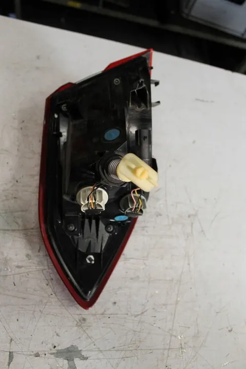 Lanterna traseira direita completa Ford Fiesta MK8 OEM image 2