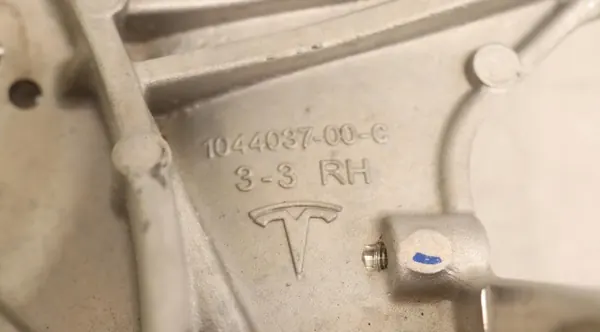 Soporte de amortiguador delantero derecho Tesla OEM 1044376-00-C image 5