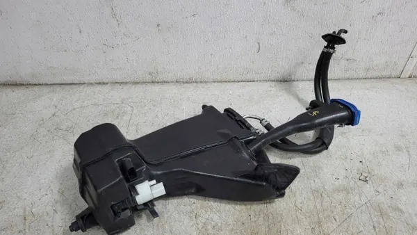 Mercedes W206 C-luokan pesusäiliö OEM A2068600300 image 2