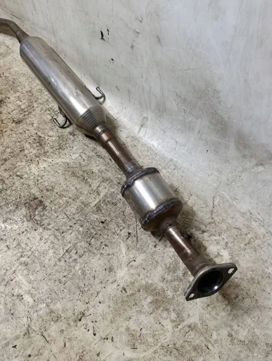 Toyota Yaris IV 1.5 Hybrid Pakoputken vaimennin OEM 3K006 image 3