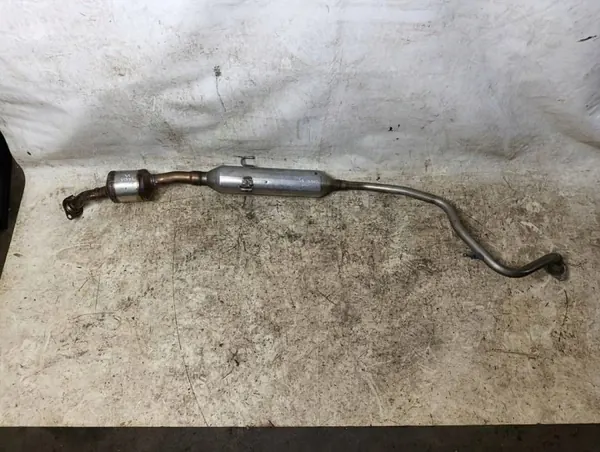 Toyota Yaris IV 1.5 Hybrid Pakoputken vaimennin OEM 3K006 image 5