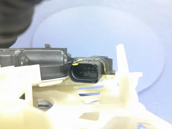 VW Tiguan I Lift Främre Vänster Dörrlås 7 Pin 5N1837015F image 6