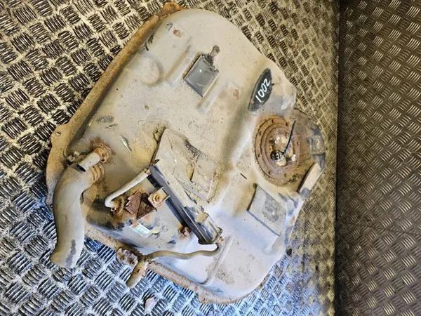 Hyundai i30 2007 Polttoainesäiliö OEM 311002L900 image 9