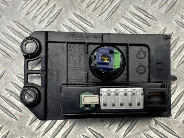 Porsche OE 9J1863797 USB-portti - Käytetty osa image 3