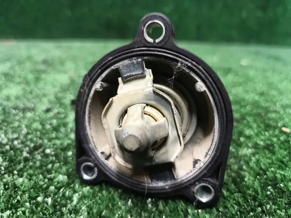 OPEL AMPERA CARCASA DEL TERMOSTATO 55576890 image 2