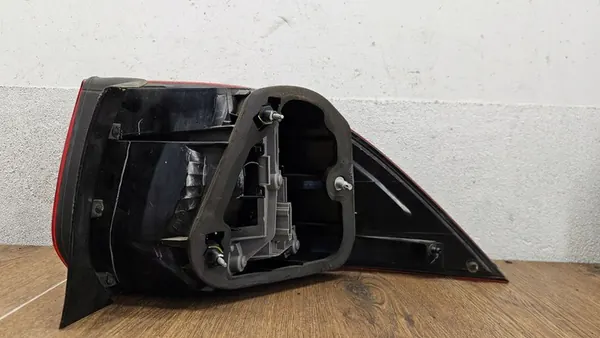 VW GOLF VI KOMBI VÄNSTER BAKLJUS 1K9945095E image 6