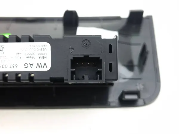Puerto USB Skoda Enyaq iV OEM 657035736A - Usado image 8