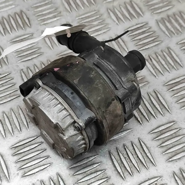 Vattenpump VW PASSAT VARIANT B8 04L965567B 2016 image 2