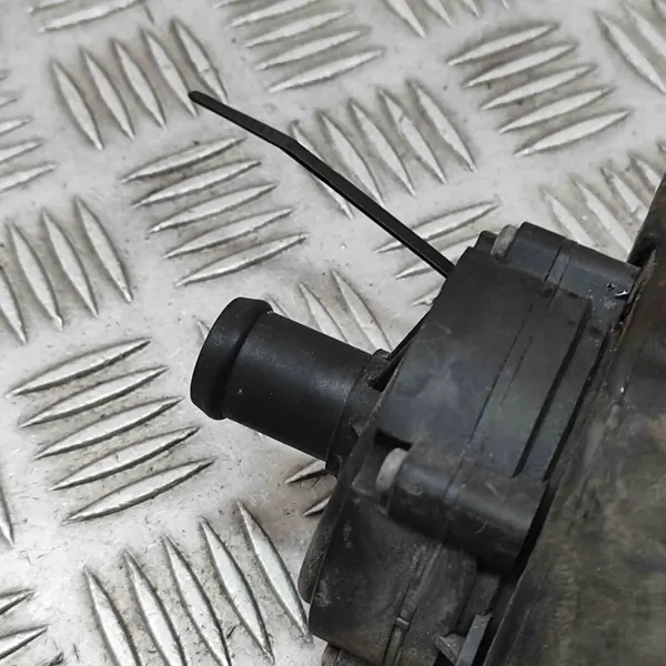 Vattenpump VW PASSAT VARIANT B8 04L965567B 2016 image 6