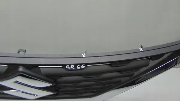 Rejilla OEM 71741-68P para Suzuki Baleno II - Usado image 5