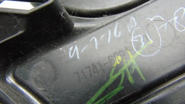 Rejilla OEM 71741-68P para Suzuki Baleno II - Usado image 9