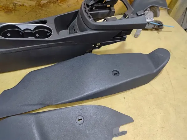 Reposabrazos consola central FIESTA MK7 LIFT OEM image 4