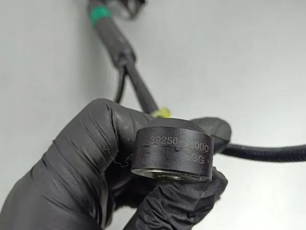 Sensor de golpeteo Kia OEM 3925026000 - Estado usado image 7